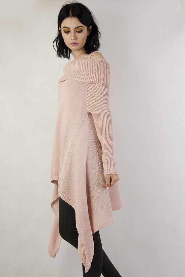 Różowy sweter z przedłużanymi bokami