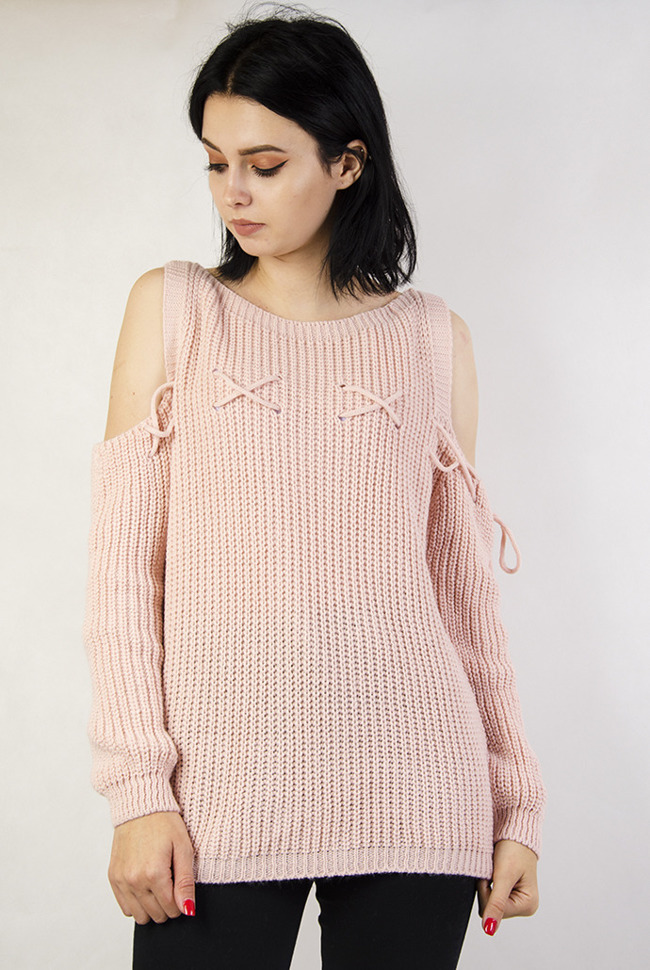Różowy sweter z przeplatanym sznurkiem