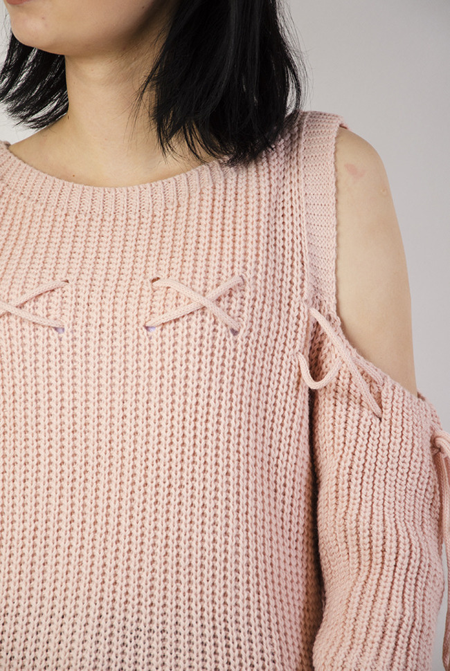 Różowy sweter z przeplatanym sznurkiem