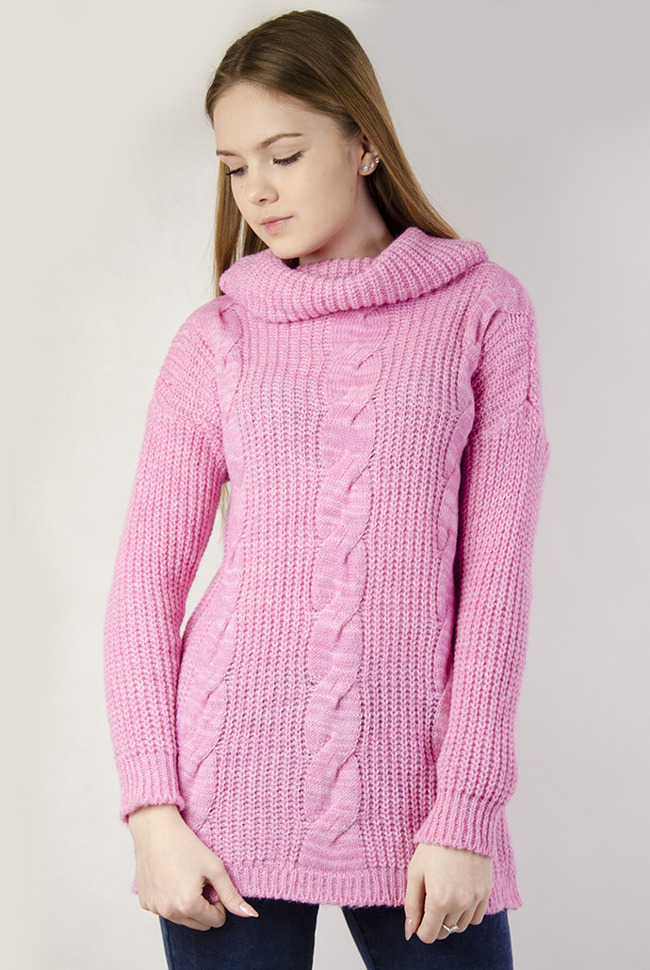 Różowy sweter z trzema warkoczami z przodu