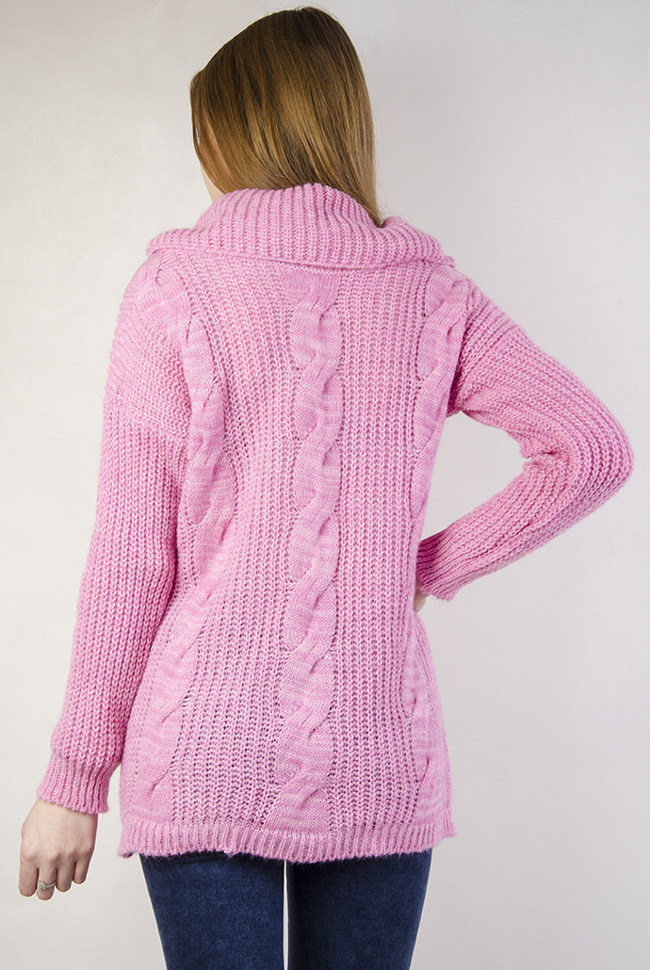 Różowy sweter z trzema warkoczami z przodu