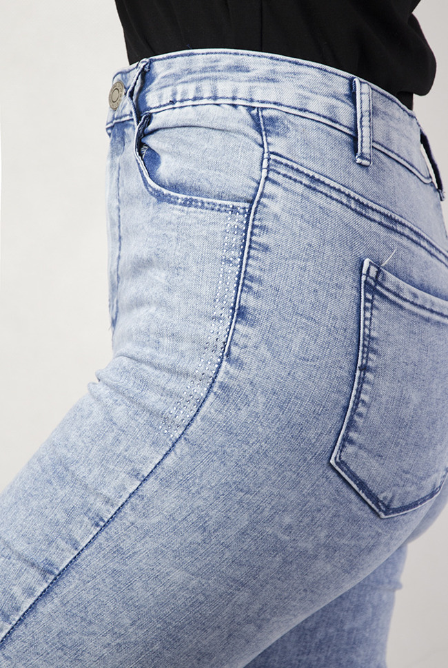 Spodnie jeansowe niebieskie marmurkowe z cyrkoniami po bokach