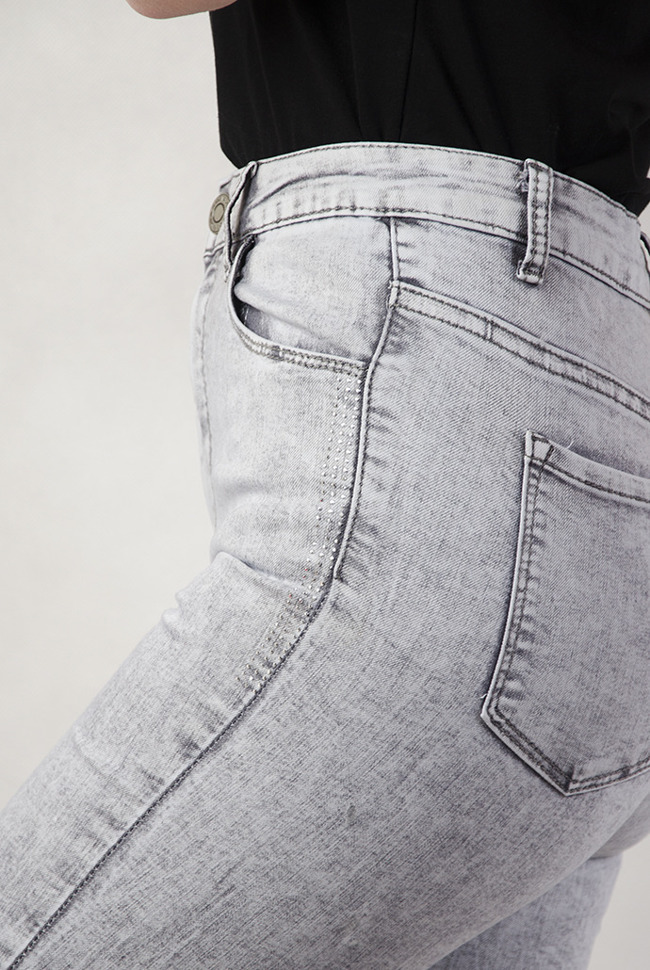 Spodnie jeansowe szare marmurkowe z cyrkoniami po bokach