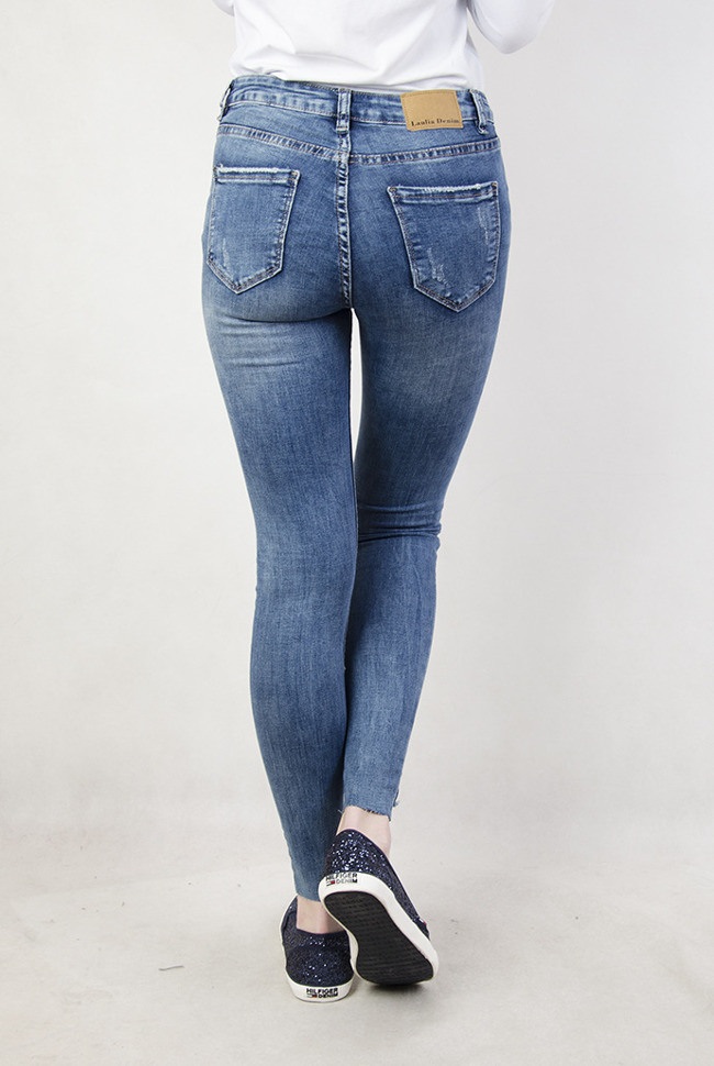 Spodnie jeansowe z szarpaniami przy nogawce