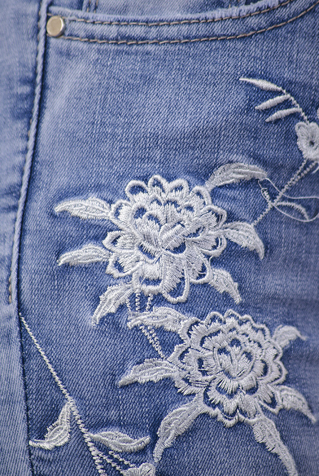 Spodnie jeansowe z wyszywanymi kwiatami