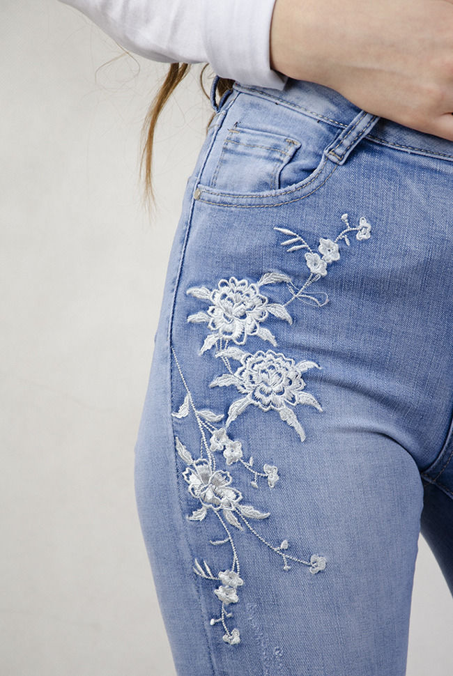 Spodnie jeansowe z wyszywanymi kwiatami