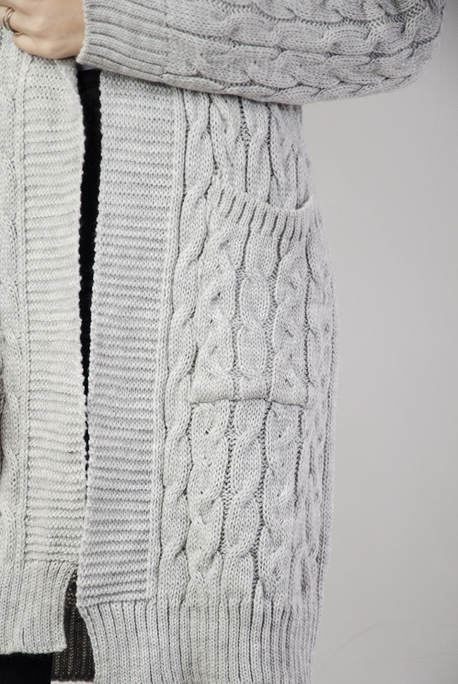 Szara narzuta sweterkowa, ze splotem warkoczem