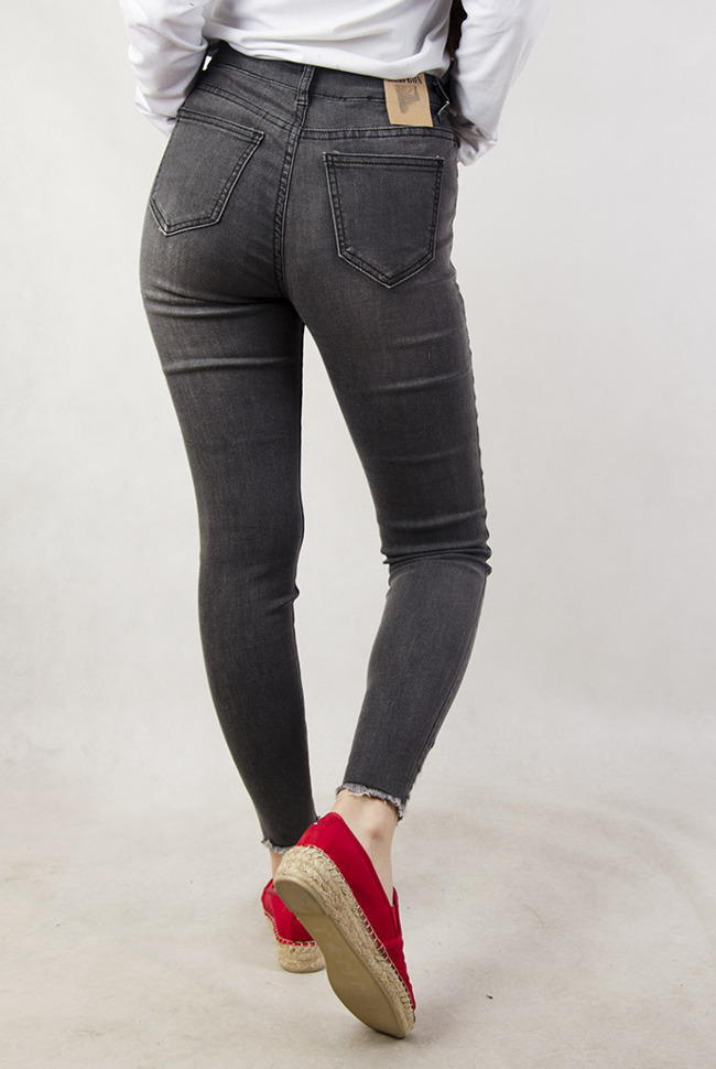 Szare spodnie jeansowe z naszywkami