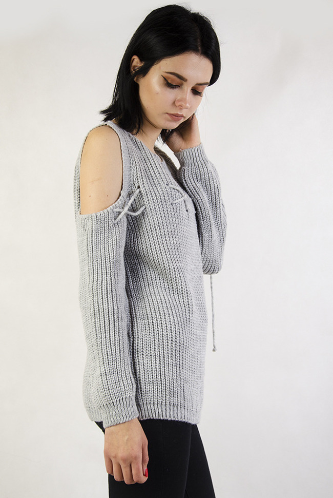 Szary sweter z przeplatanym sznurkiem
