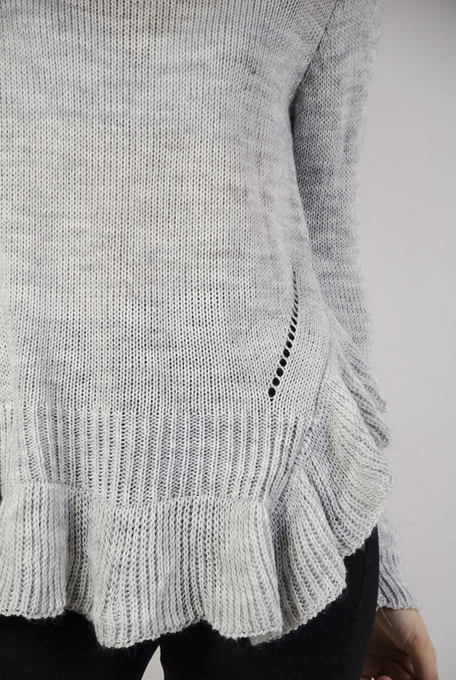 Szary sweterek z efektowną falbaną