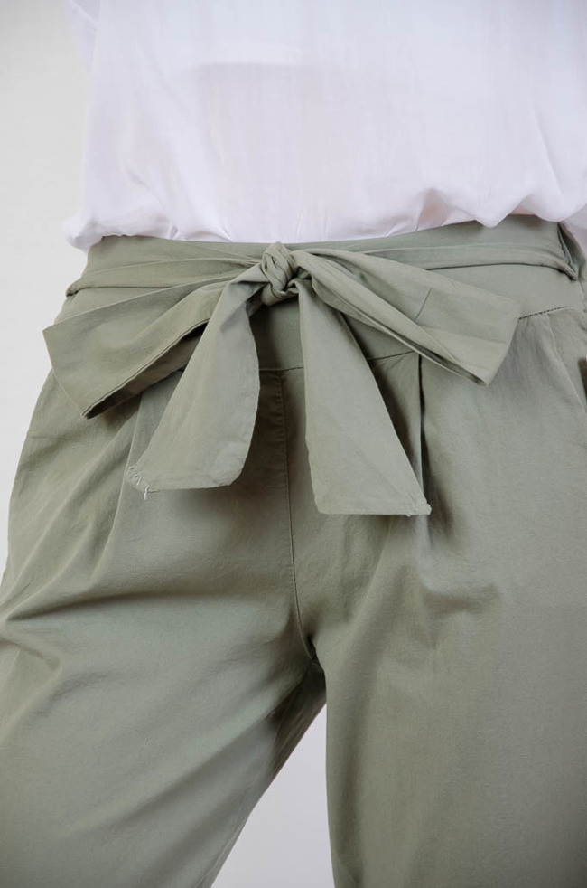 Zielone materiałowe spodnie z wiązaniem w pasie 